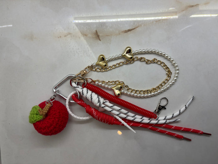 Charm Pomme Rouge Crochet Luxe — Perles & Chaîne Dorée