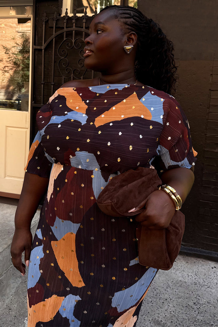 Mara Abstract Tilly plisse dress in brown with metallic gold brushstrokes, shown for inclusive sizing on an XXL model.