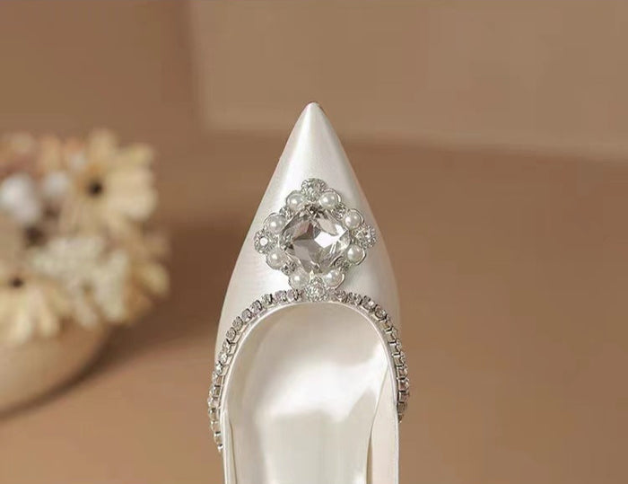 satin pointed pumps with crystal embellishment – AURORAZIA