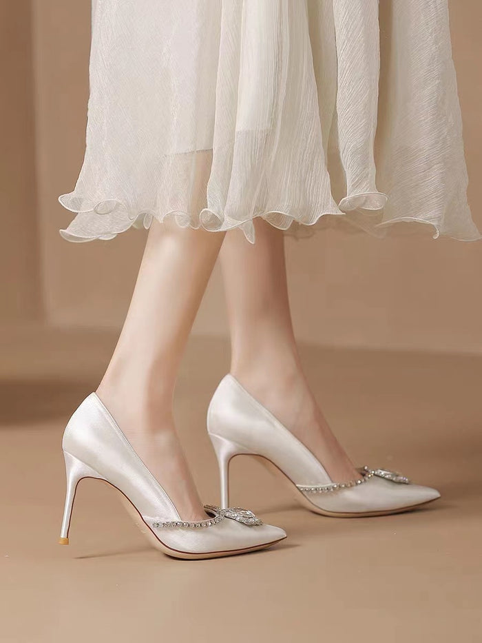 satin pointed pumps with crystal embellishment – AURORAZIA